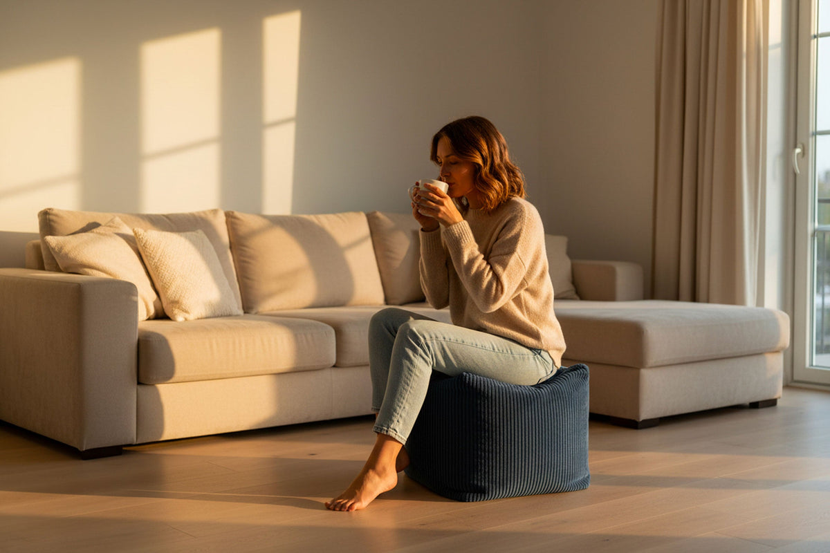 Poufs Cube Velours Côtelé 45 x 45 x 45 cm en velours côtelé, repose-pieds dans un salon moderne