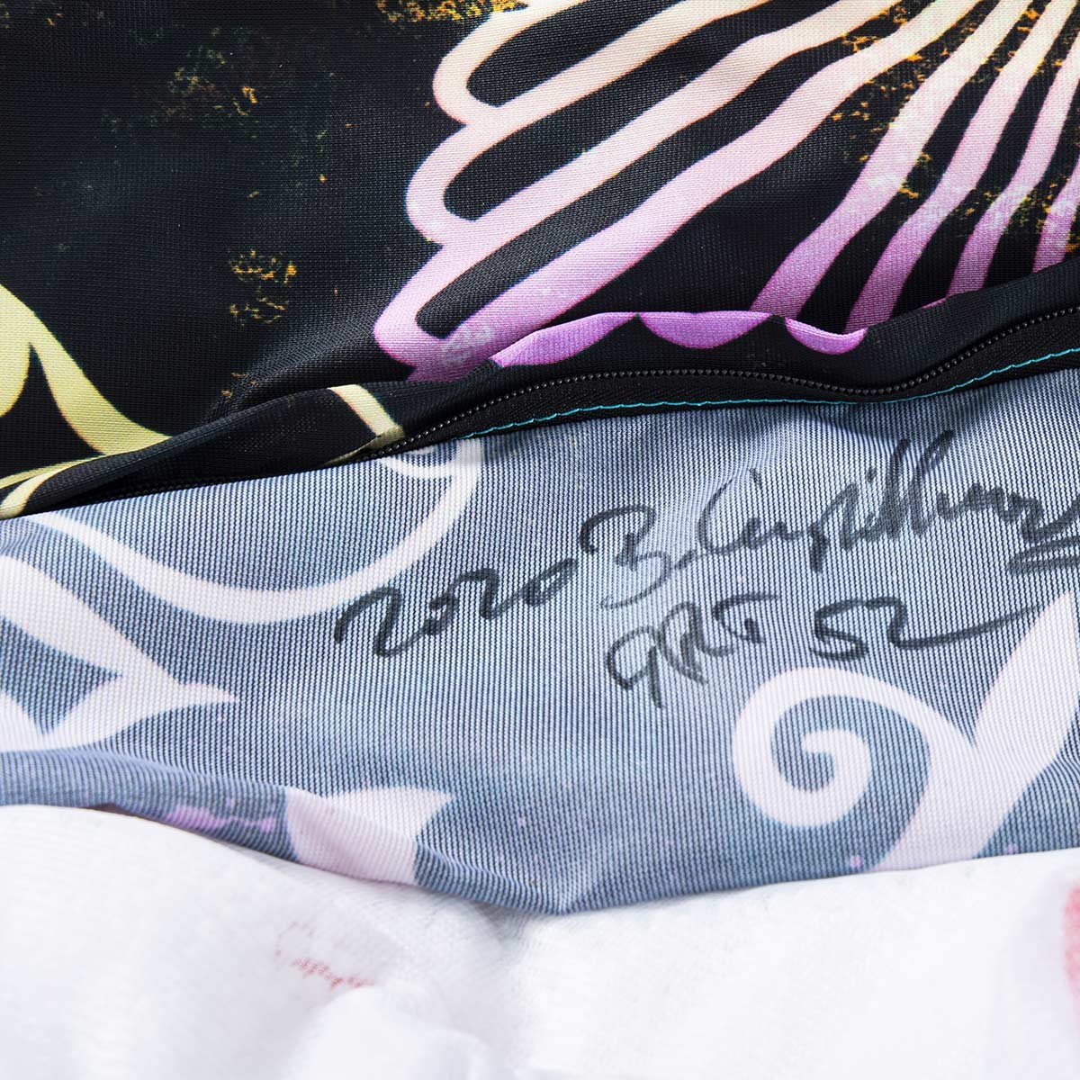 Pouf Géant ART52® - Gods And Humans, signature de Benjamin Cupillard, impression haute qualité teintée dans la masse