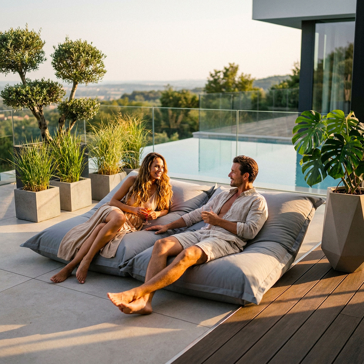 Pouf Géant XXL Gris BiG52 Classic : assise XXL gris clair pour terrasse, confort extérieur, détente à deux.