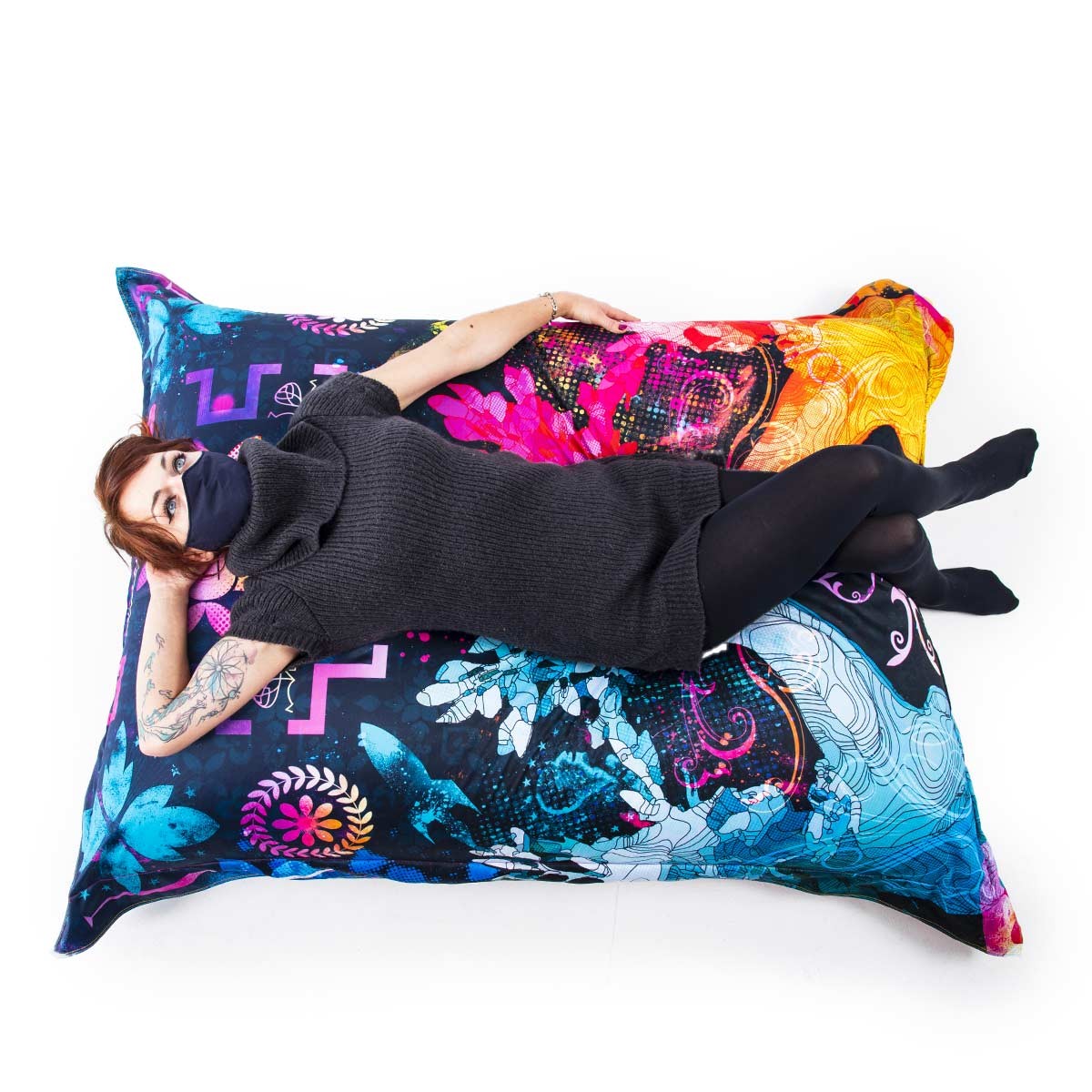 Alt Tag: Pouf Géant ART52® - Gods And Humans, pouf géant imprimé coloré avec modèle allongé