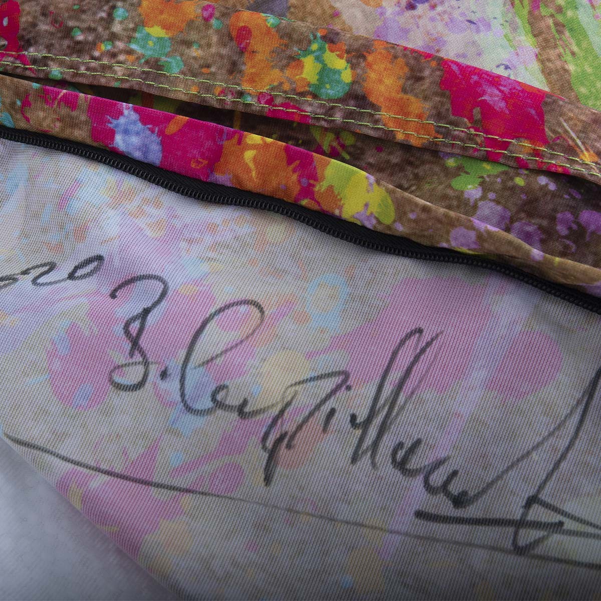 Pouf Géant ART52® - La Scapigliata : détail de la housse imprimée signée Benjamin Cupillard, série limitée 50 exemplaires