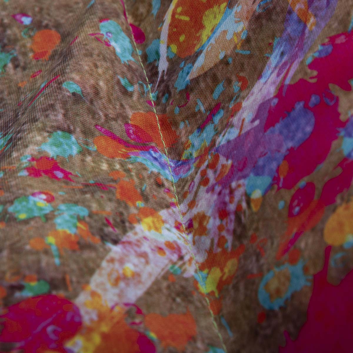 Alt Tag: Pouf Géant ART52® - La Scapigliata, tissu imprimé peinture éclaboussures colorées, série limitée Benjamin Cupillard
