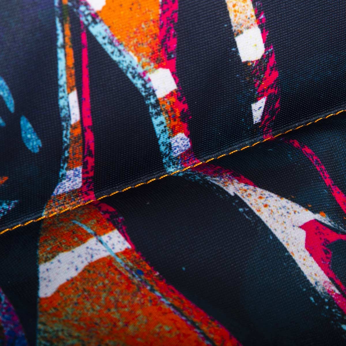 Pouf Géant ART52® - Lion Graf, gros plan tissu imprimé multicolore et coutures, œuvre Benjamin Cupillard en série limitée