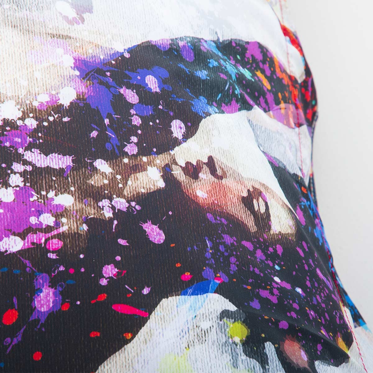 Pouf Géant ART52® - Marianne Sombre, détail imprimé haute qualité teintée dans la masse, série limitée signée Benjamin Cupillard