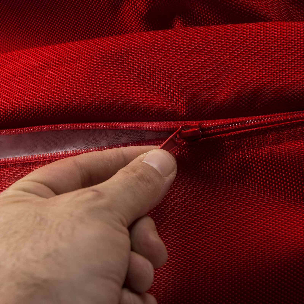 Pouf Géant Extérieur TiTAN Rouge, tissu outdoor rouge et fermeture éclair visible sur le modèle