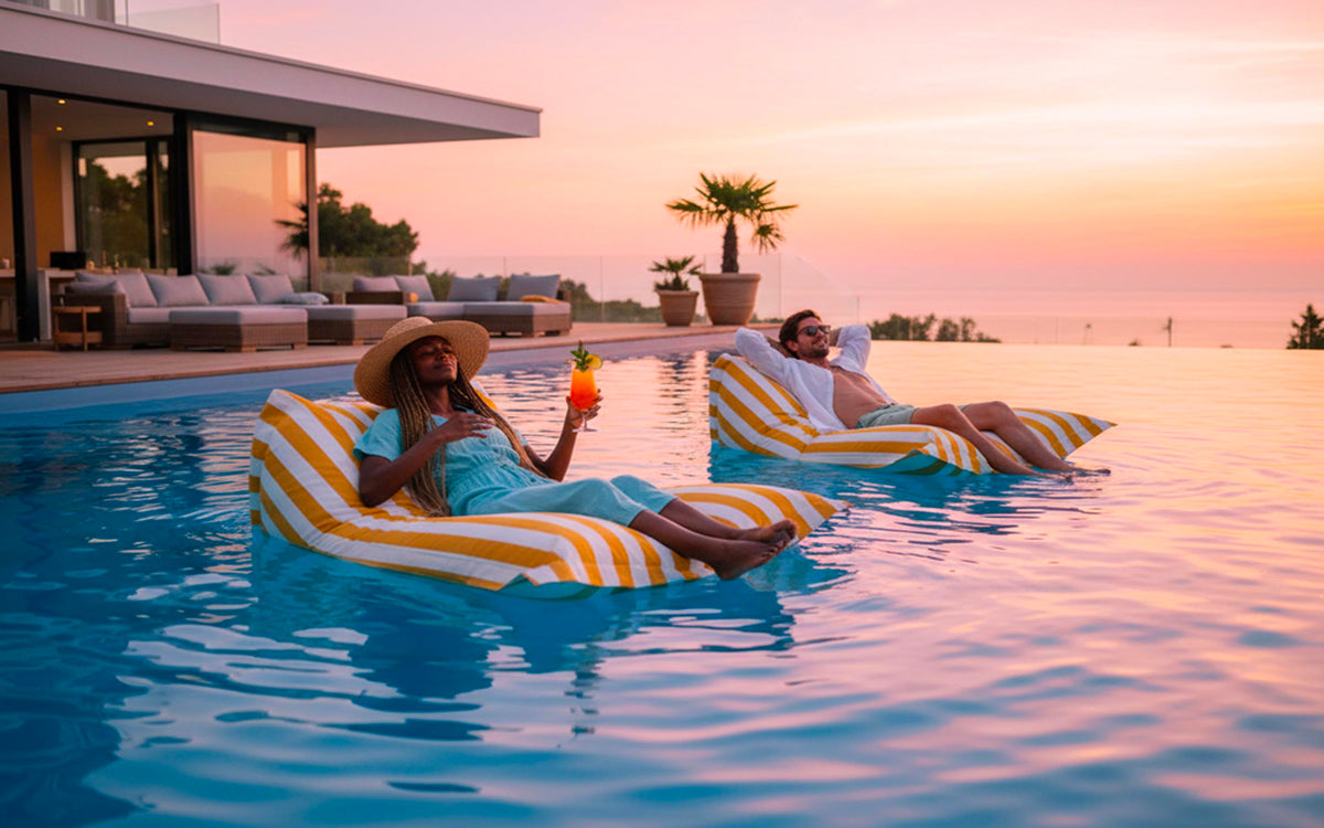Pouf Piscine Jaune Rayé Deauville, pouf géant rayé jaune pour se détendre au bord de la piscine en extérieur