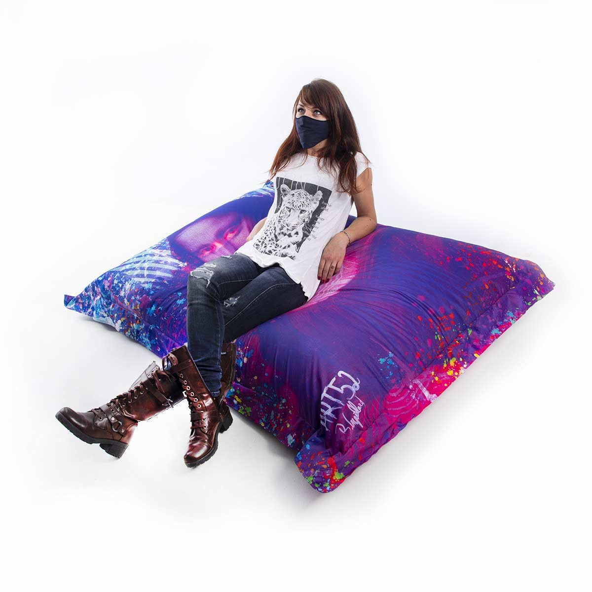 Pouf Géant ART52® - Mona Lisa POP : pouf XXL coloré, vue avec modèle assise, impression teintée dans la masse