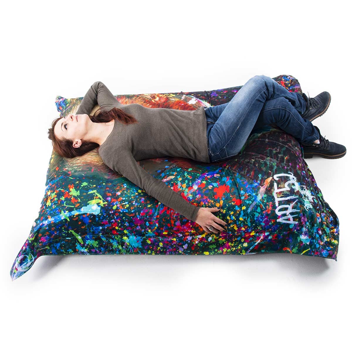 Pouf Géant ART52® - Van Gogh POP II : homme allongé sur pouf décoré éclaboussures de couleurs, assise design.