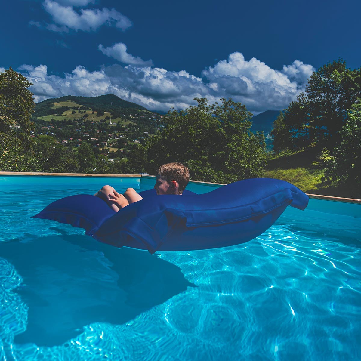 Housse pouf piscine rectangulaire vide Bleu, micro-perforée pour évacuer l’eau rapidement après usage au bord de la piscine