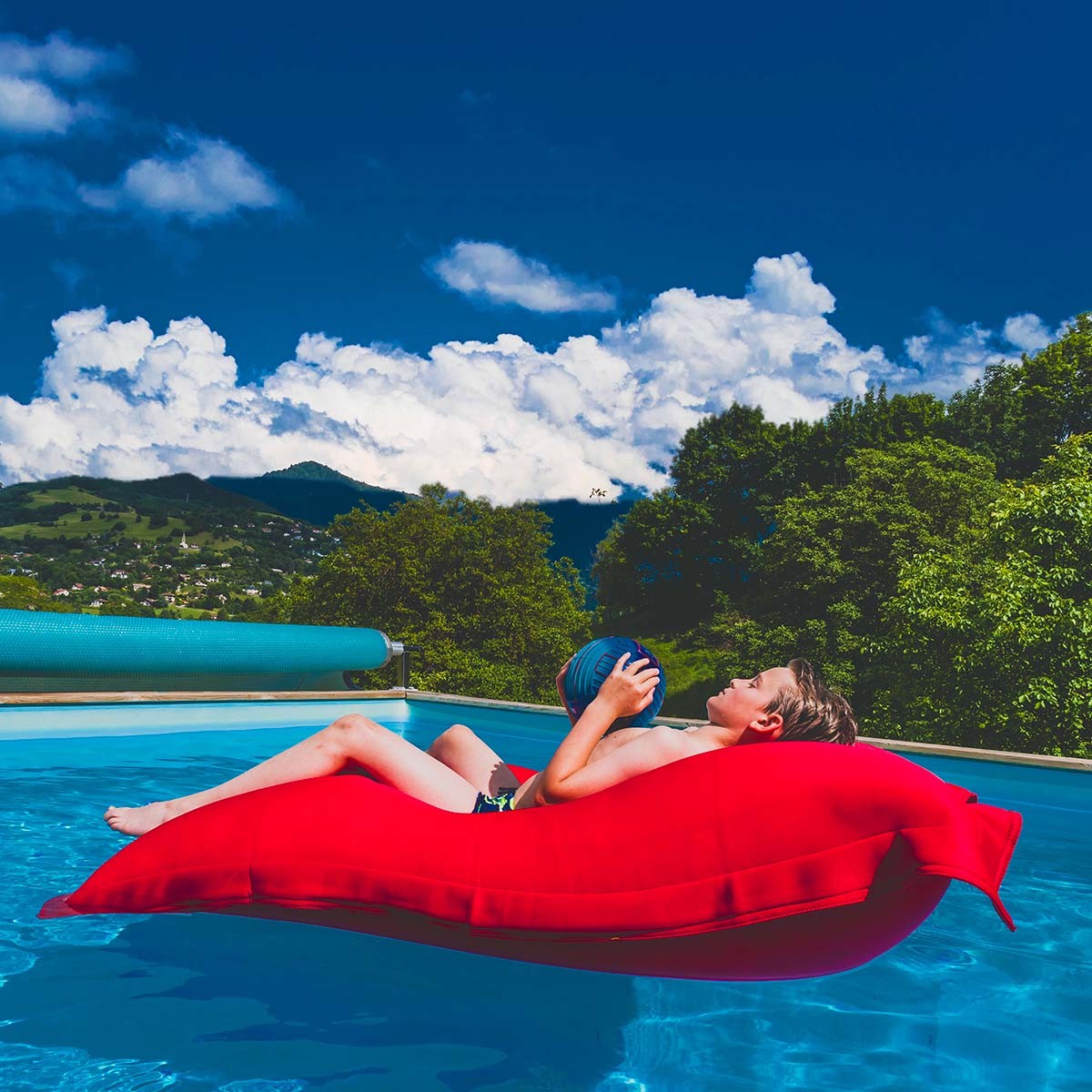 Housse pouf piscine rectangulaire vide Rouge micro-perforée pour évacuer l’eau, idéale pour bain et détente au bord de la piscine