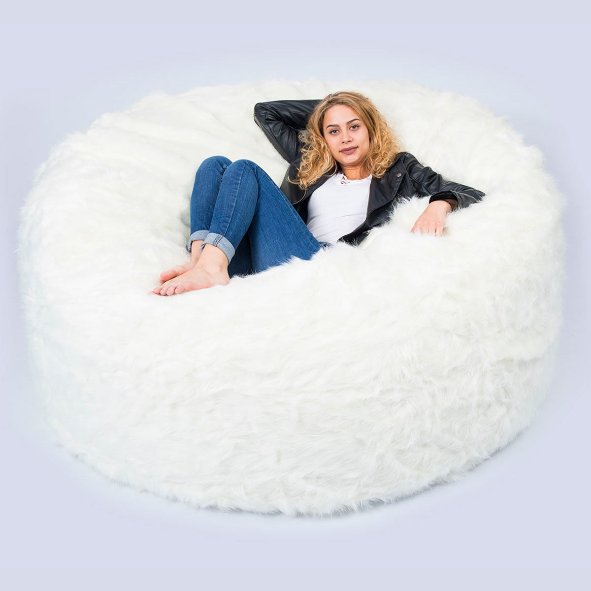 Housse Vide Pouf Rond XXL Fourrure Poil Long Blanc housse géant blanche moelleuse avec femme assise