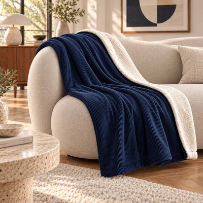 Pluid Veilbhite Ribleach Dúghorm Dhá Thaobh le Sherpa – 180×140 cm