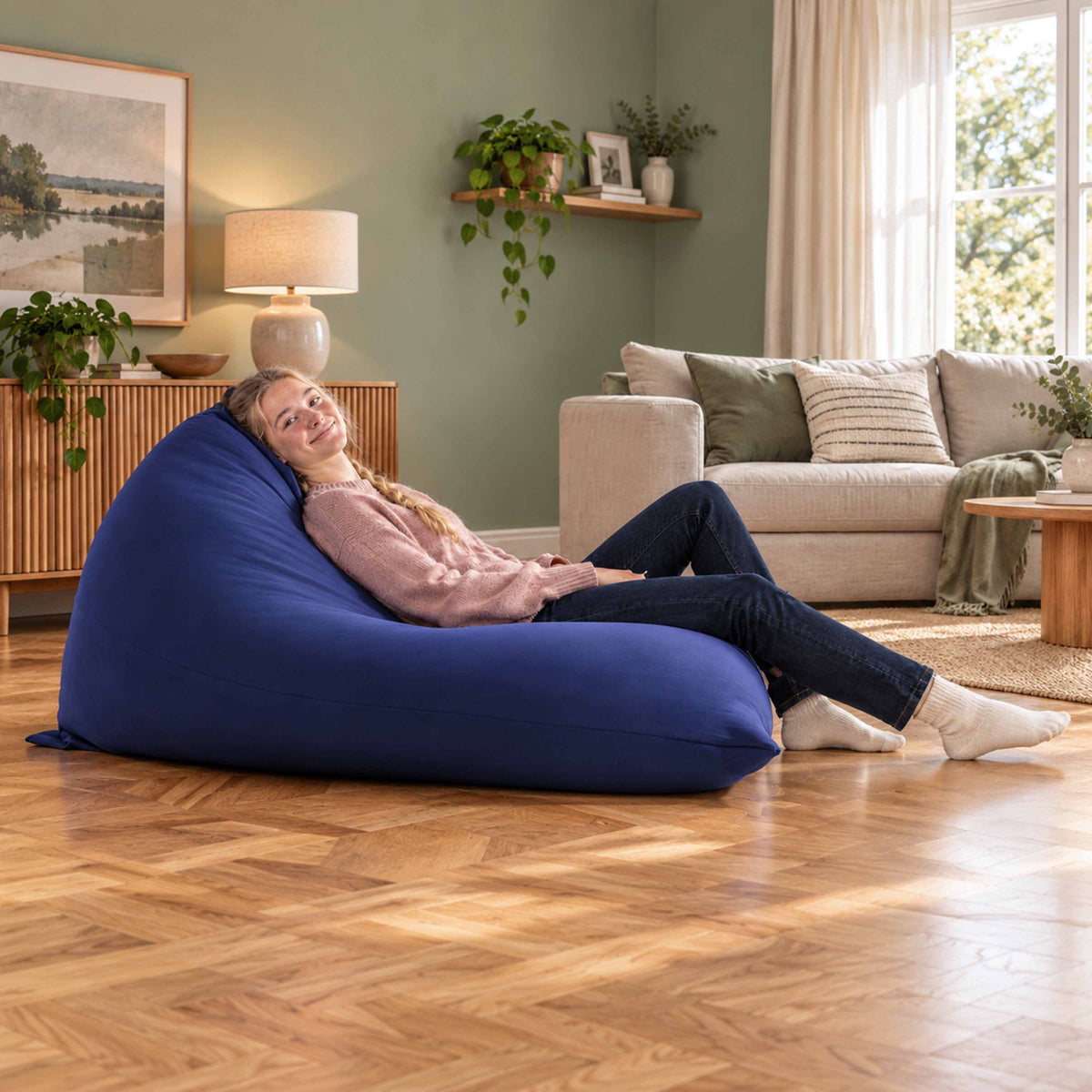 Pouf géant berlingot bleu marine stretch intérieur, pouf géant en forme de berlingot dans un salon