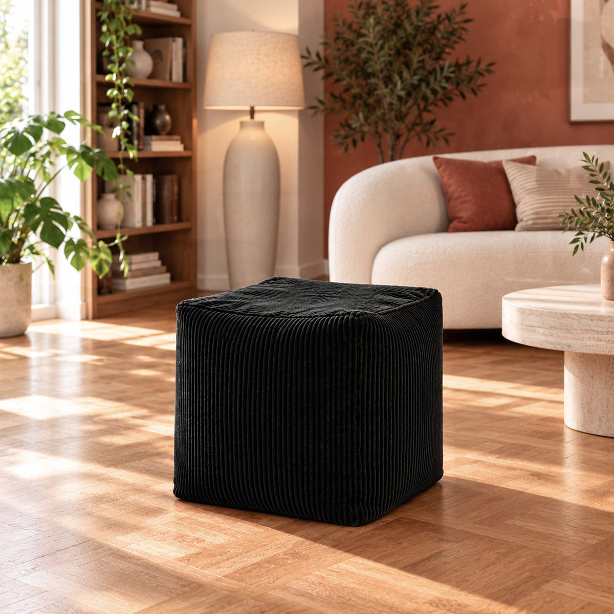 Pouf Cube Velours Côtelé Noir - pouf cubique noir en velours côtelé, assise d’appoint ou repose-pieds, dans un salon