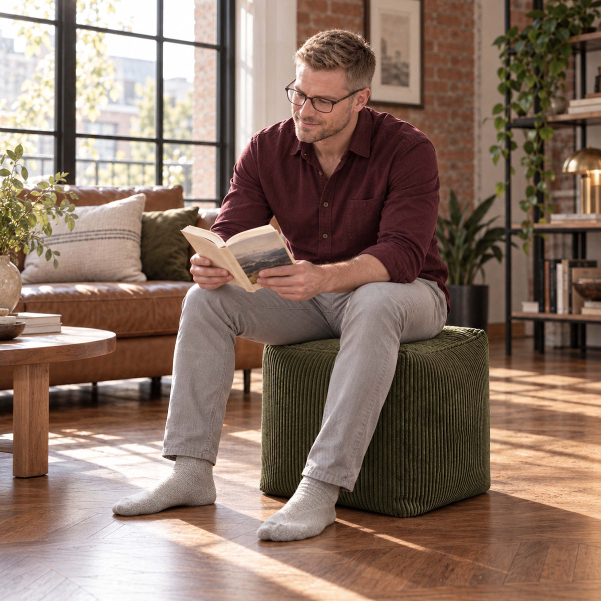 Pouf Cube Velours Côtelé Kaki foncé, assise d’appoint et repose-pieds en velours côtelé, utilisé dans un salon lumineux