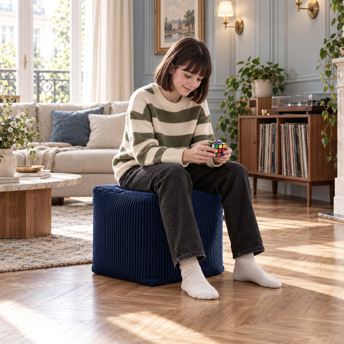 pouf cube en velours côtelé bleu marine : enfant assise sur pouf cube en velours côtelé bleu marine au salon