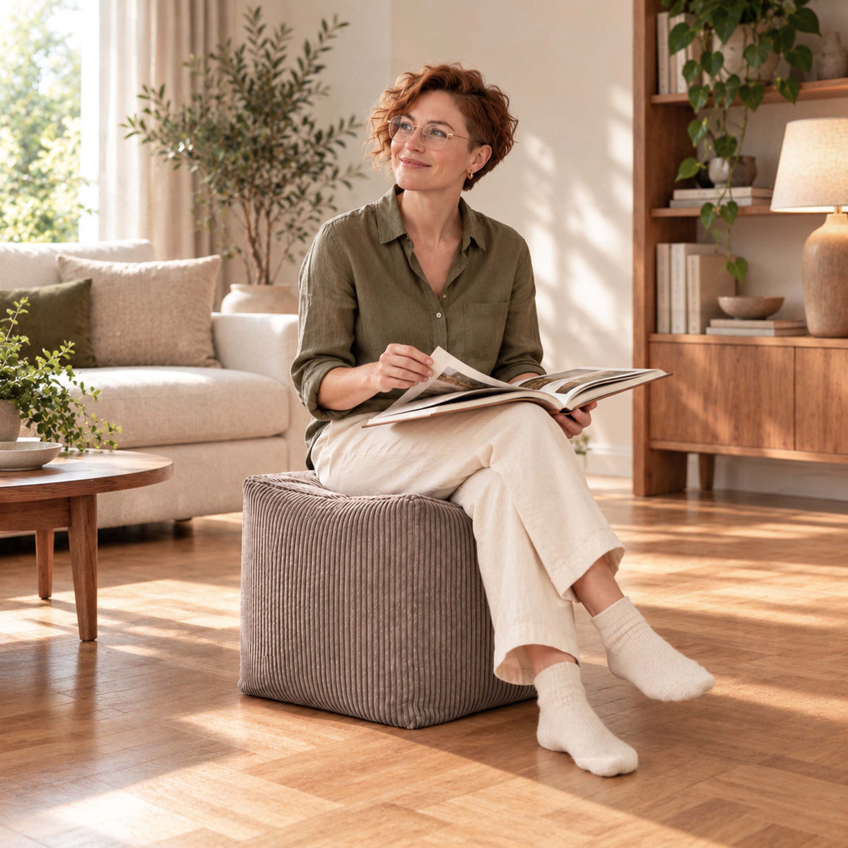 pouf cube en velours côtelé marron déhoussable, assise et repose-pieds carrés, finition velours côtelé marron
