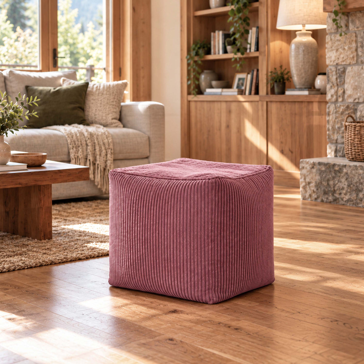 Pouf Cube Velours Côtelé Vieux rose en velours côtelé, assise d’appoint ou repose-pieds, cube rose dans un salon chaleureux