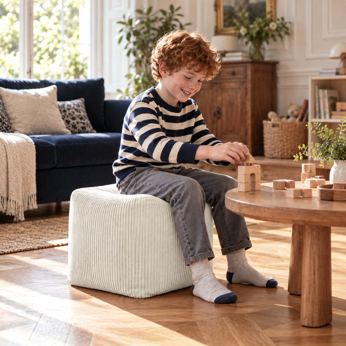 Pouf cube en velours côtelé beige déhoussable, assise d’appoint ou repose-pieds, usage salon avec enfant