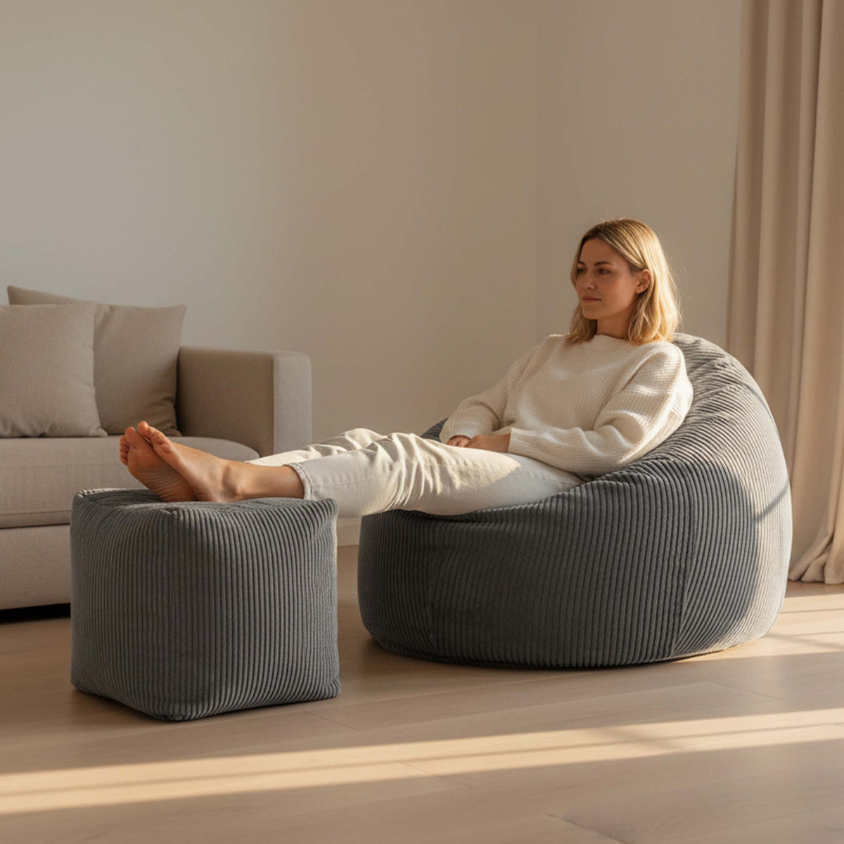 Pouf Cube Velours Côtelé Gris en velours côtelé, assise d’appoint et repose-pieds, dans un intérieur moderne