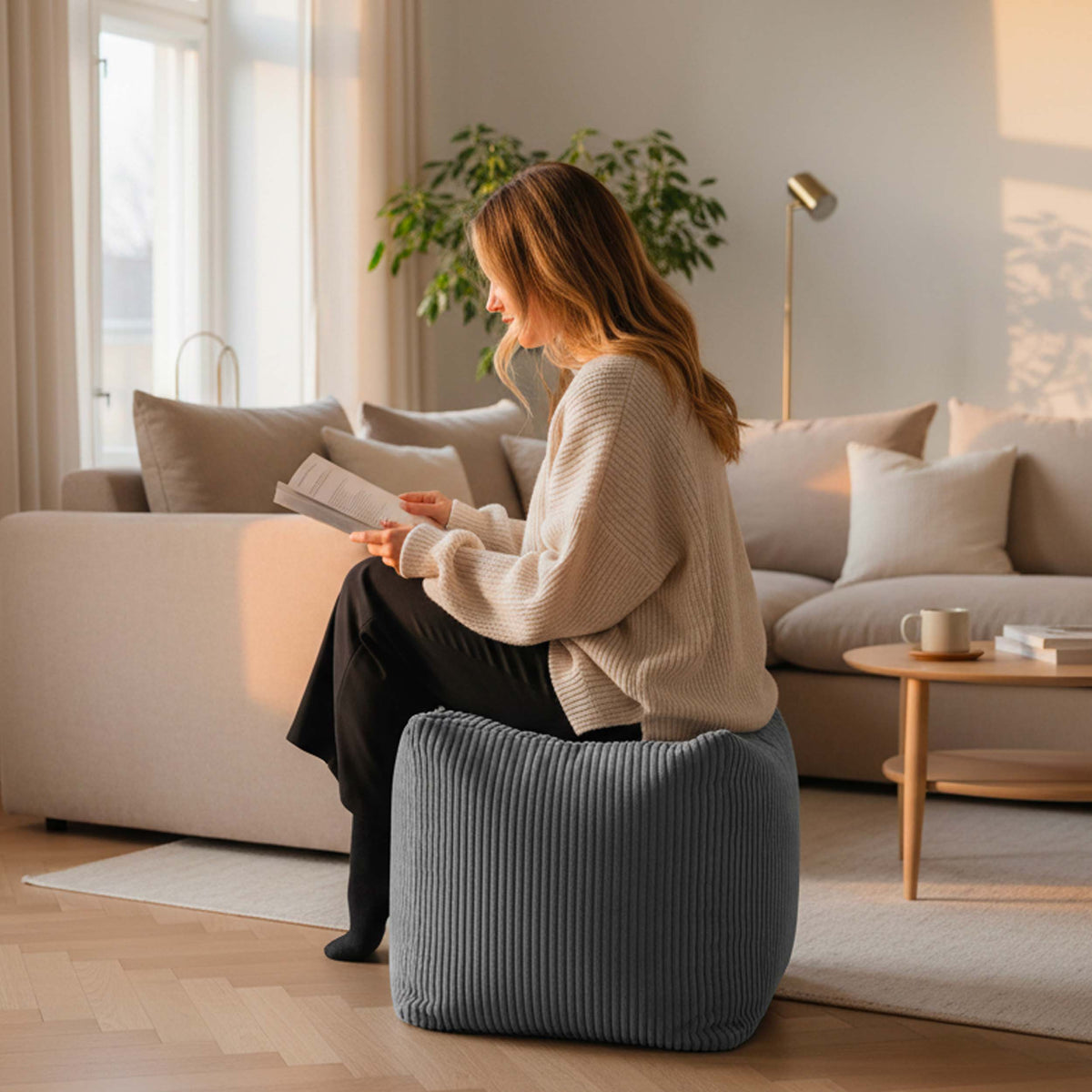 Pouf Cube Velours Côtelé Gris en velours côtelé, assise d’appoint et repose-pieds, dans un salon lumineux