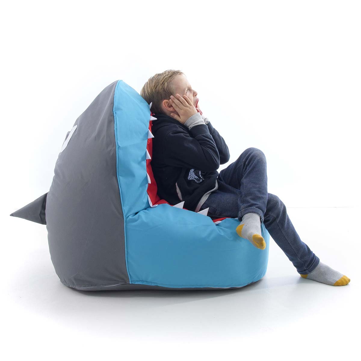 Pouf Enfant Design Requin Bleu : enfant assis sur pouf requin bleu pour intérieur, tissu résistant