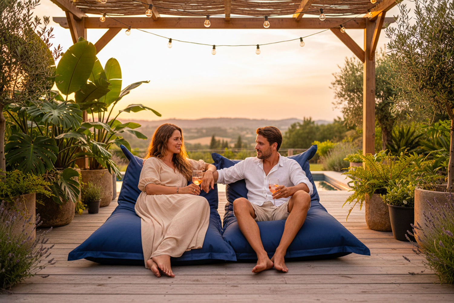pouf-exterieur-big52-ironraw-bleu-marine-couple