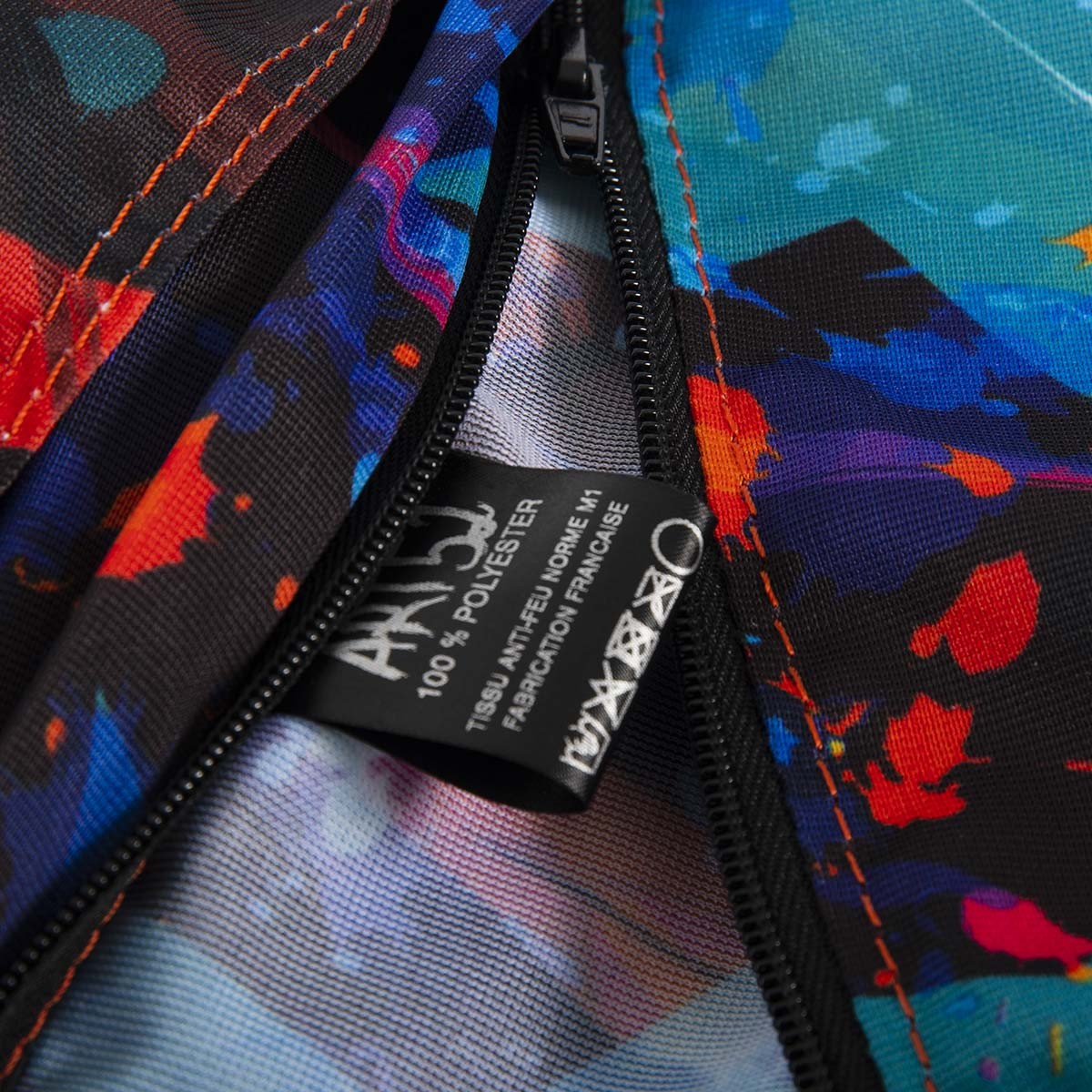Pouf Géant ART52® - Ange, détail de la fermeture éclair et du tissu imprimé haute qualité, teinte dans la masse