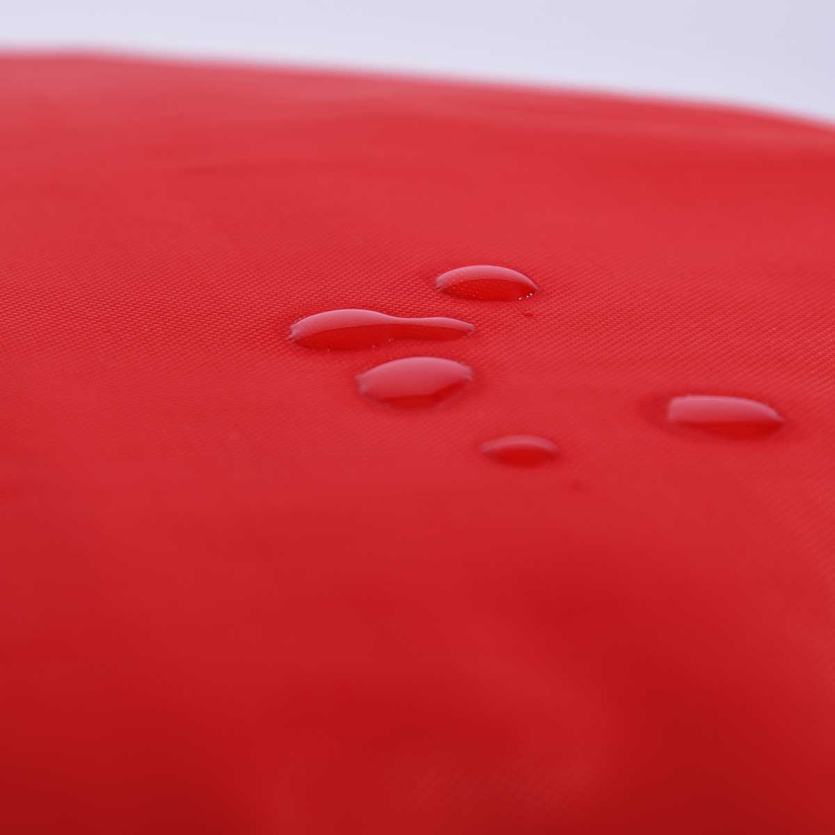 Pouf Géant XL Rouge, gros grains antidérapants et gouttelettes sur tissu rouge, vue rapprochée.