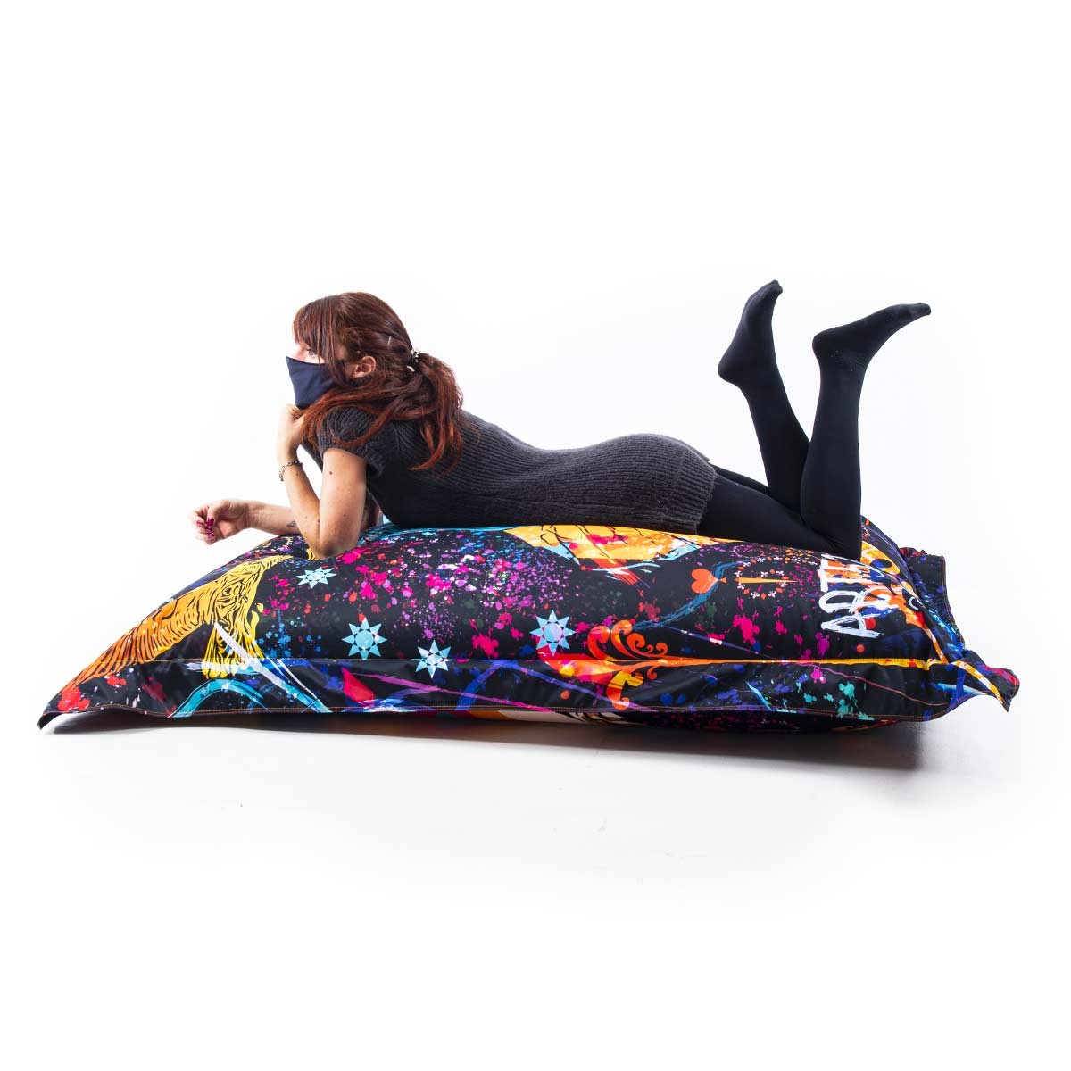 Alt Tag: Pouf Géant ART52® - Amour, pouf géant design multicolore avec motif artistique, impression haute qualité