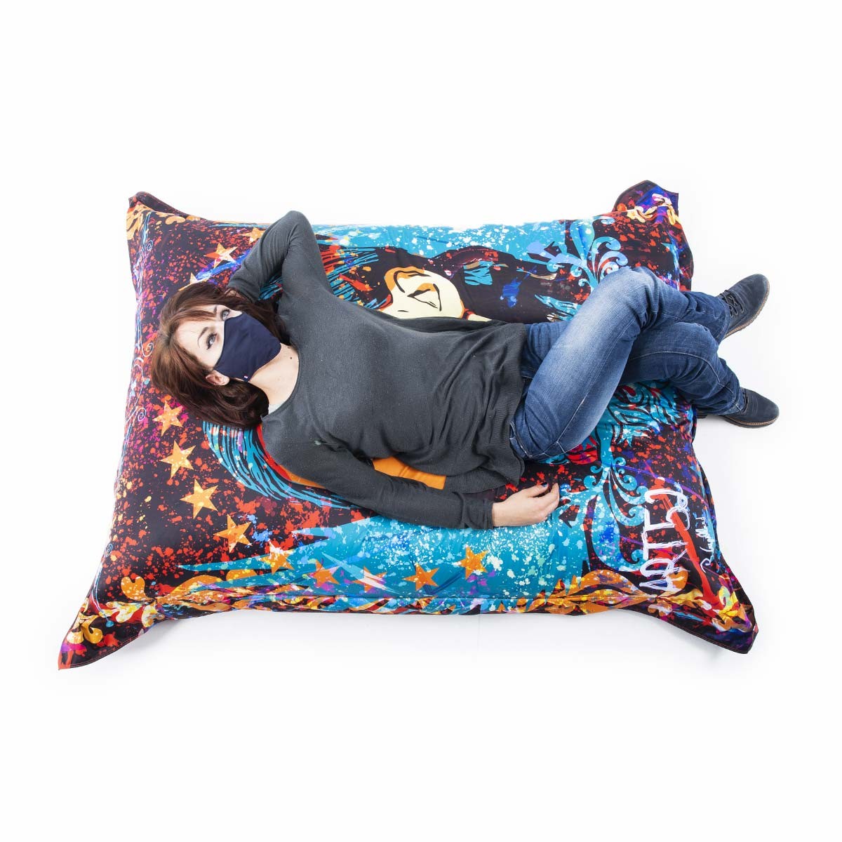 Alt Tag: Pouf Géant ART52® - Ange, poire décor ange graffiti étoiles, assise confortable illustrée sur fond blanc