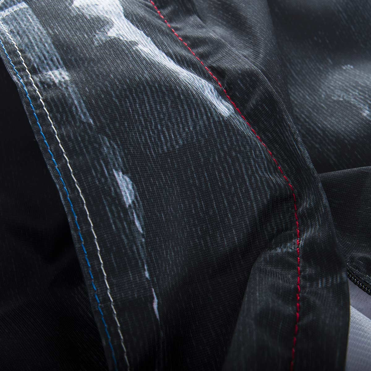 Pouf Géant ART52® - Marianne Sombre, gros plan couture et texture tissu, design art Benjamin Cupillard, édition limitée