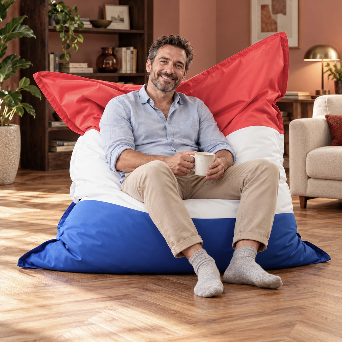 pouf géant drapeau français déhoussable BiG52 : homme détendu sur un pouf flag France rouge blanc bleu HD