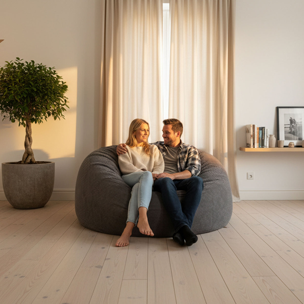 Pouf Géant Rond XXL Velours Côtelé Gris TiTAN, canapé XXL en velours côtelé gris, assis couple dans un salon moderne