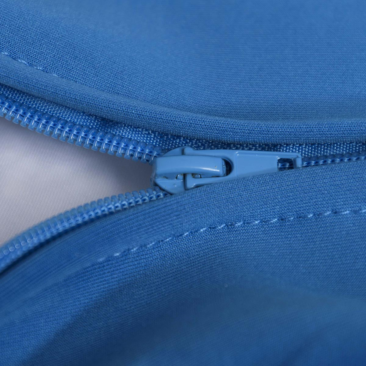 Pouf Stretch Bleu - gros plan de la fermeture éclair et du tissu bleu intérieur