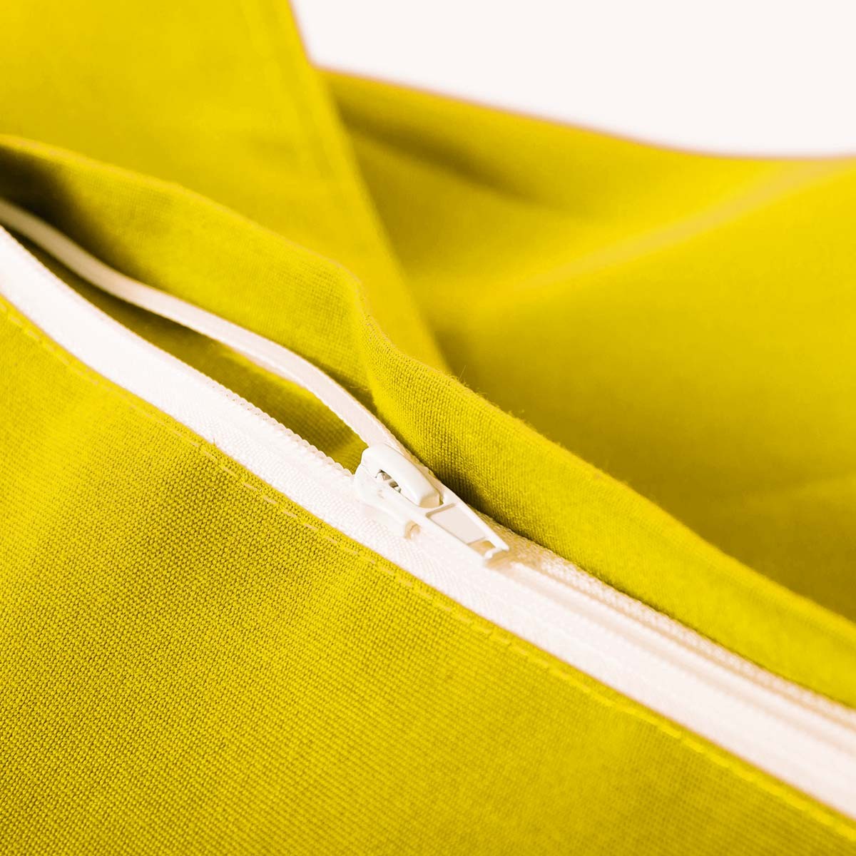 Pouf Voile Bateau Jaune, détail zip et tissu jaune, pouf géant 170x130 cm pour intérieur ou extérieur