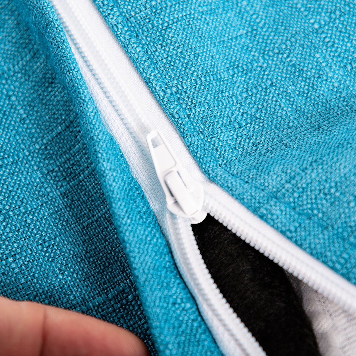 Pouf Lin Bleu Turquoise en lin, gros plan sur la fermeture éclair blanche et la texture du tissu intérieur cocooning