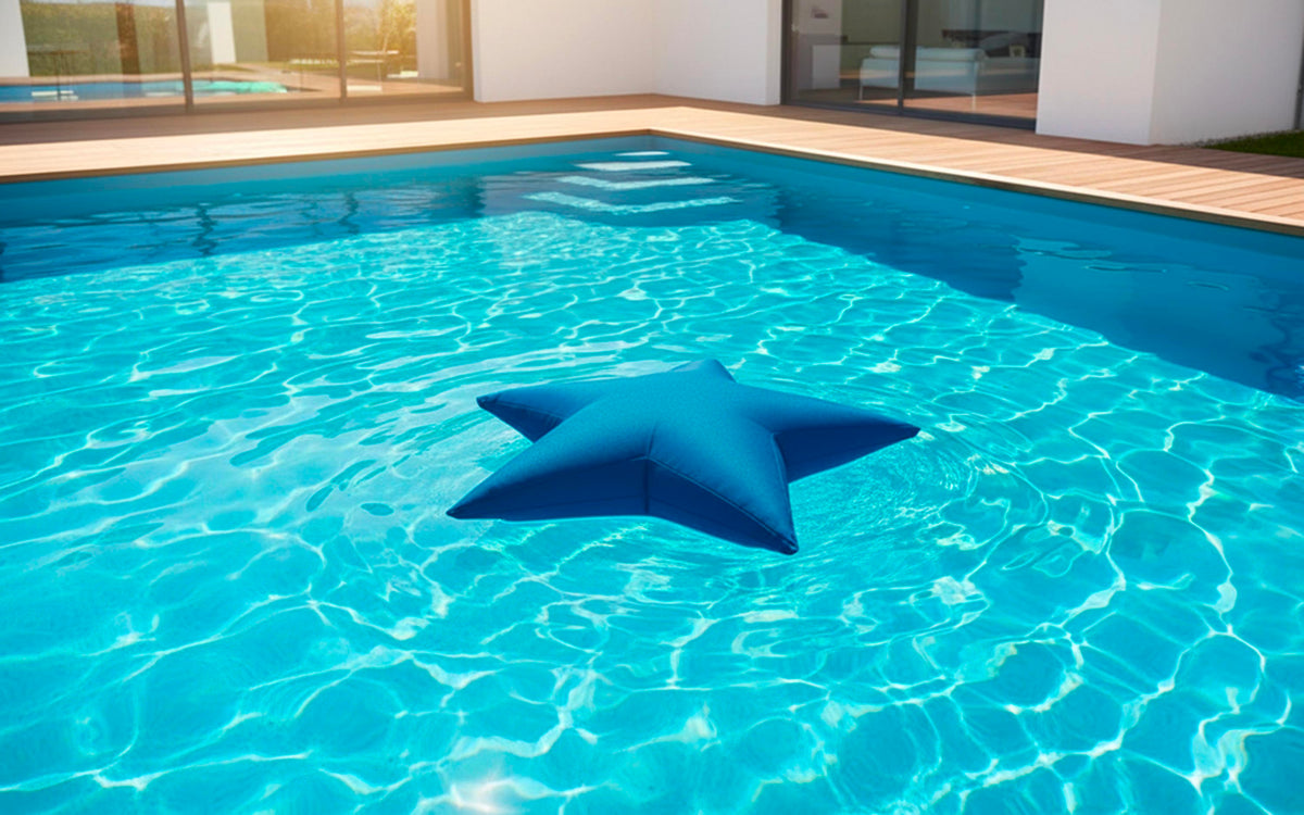 Pouf Piscine, Étoile de Mer Bleu : pouf en forme d’étoile de mer flottant dans la piscine, design inspiré de l’océan