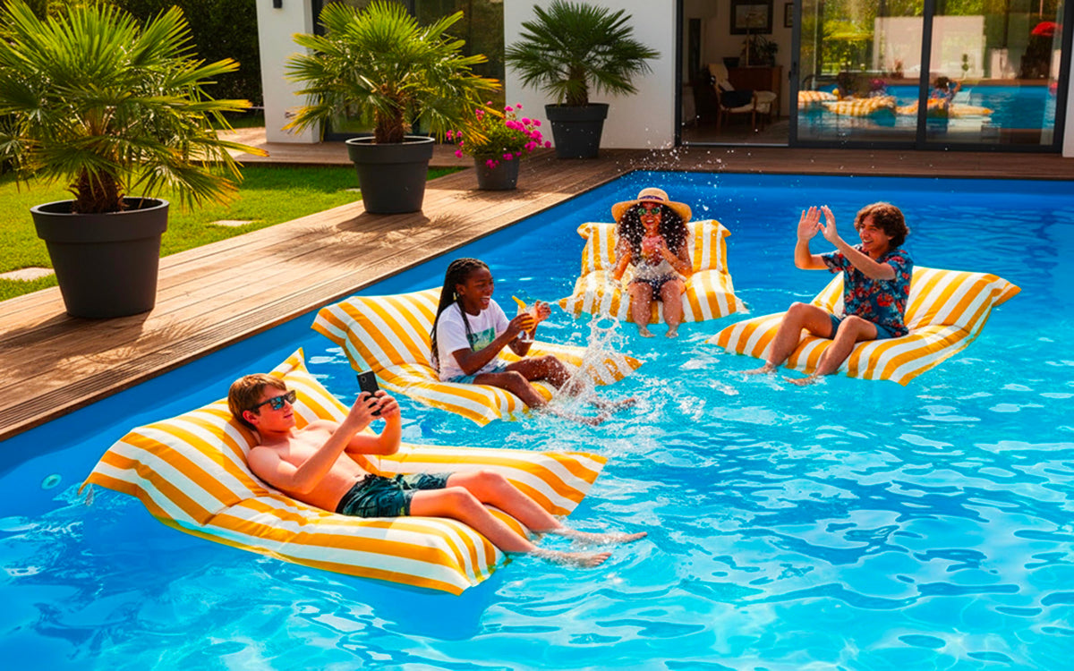 Pouf Piscine Jaune Rayé Deauville, pouf géant rayé jaune pour se détendre au bord de la piscine avec enfants