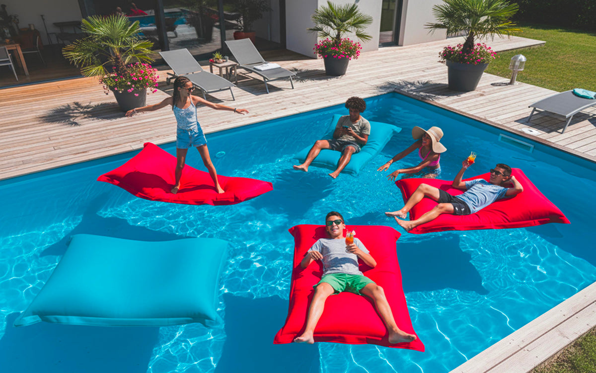Pouf Piscine Rouge BiG52 XXL déhoussable flottant pour piscine avec billes de polystyrène, ambiance terrasse ensoleillée