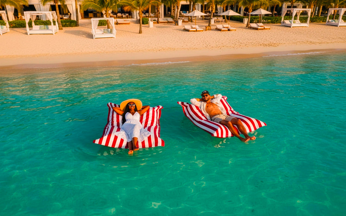 Pouf Piscine Rouge Rayé Deauville, pouf géant rayé rouge pour détente au bord de la piscine, ambiance resort