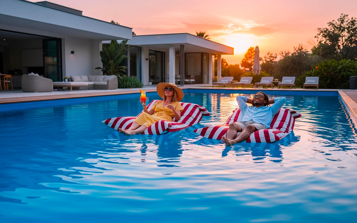Pouf Piscine Rouge Rayé Deauville BiG52 pour piscine géant, coussins rayés rouges et blancs au coucher du soleil