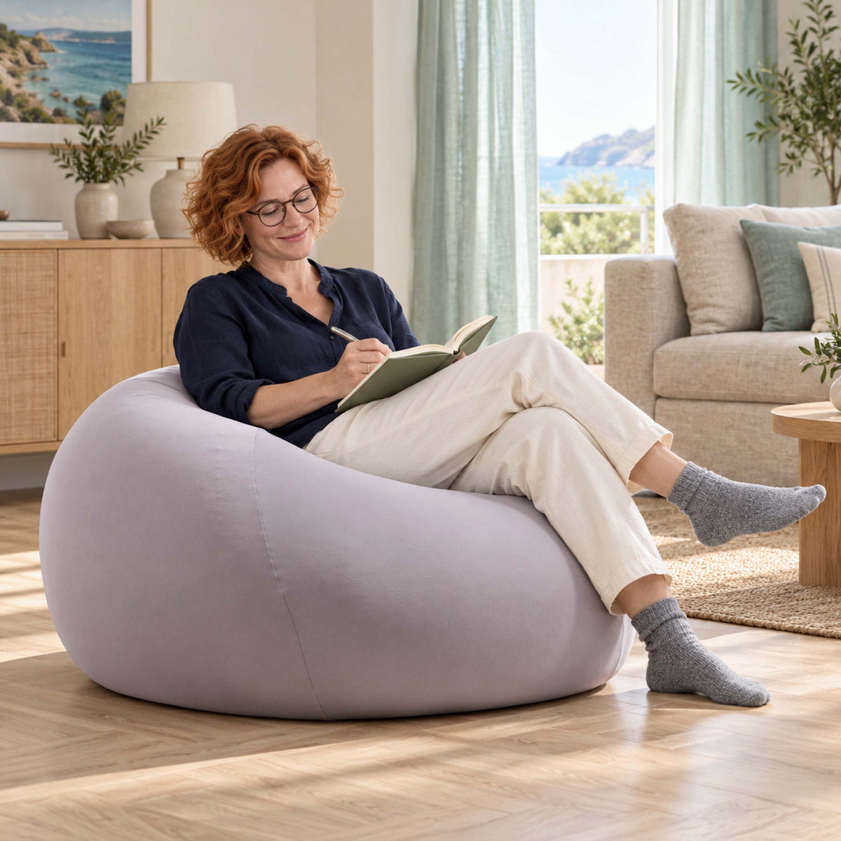 pouf poire stretch taupe intérieur, grande assise confort pour lecture dans un salon lumineux