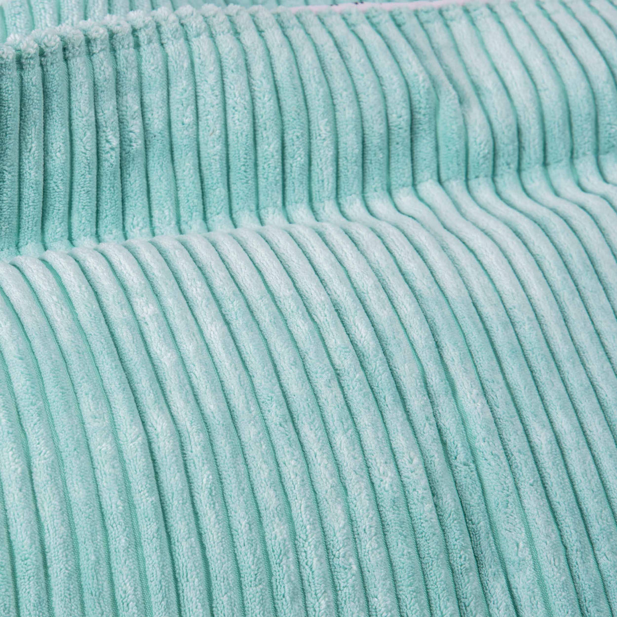 Pouf Poire Velours Côtelé Turquoise — gros plan tissu velours côtelé turquoise, texture et relief.