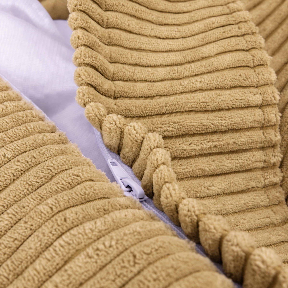 Pouf Poire Velours Côtelé Beige doré, détail du velours côtelé et de la fermeture éclair, texture confortable pour salon