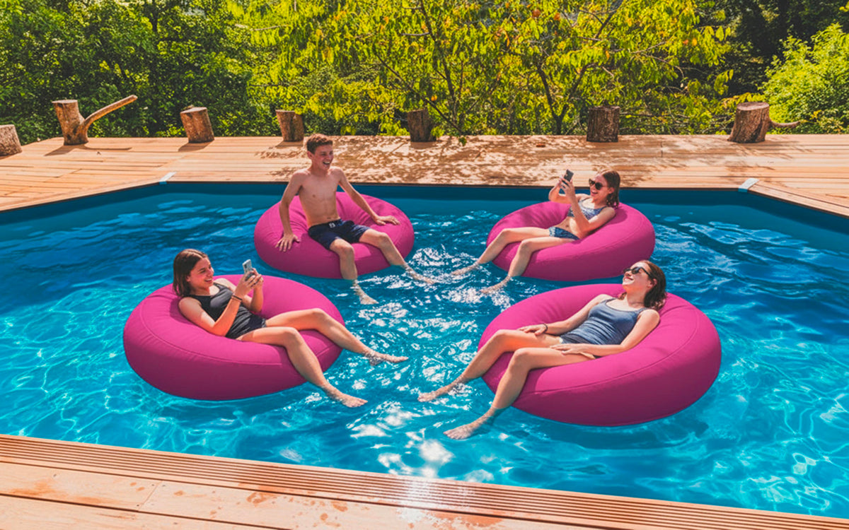 Pouf Rond Piscine Rose flottant dans l’eau, pour se prélasser avec enfants et adultes sur terrasse de piscine
