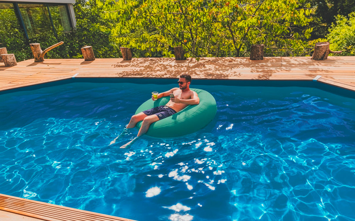 Pouf Rond Piscine Turquoise flottant dans l’eau, pour se prélasser sur la terrasse ou au bord de la piscine