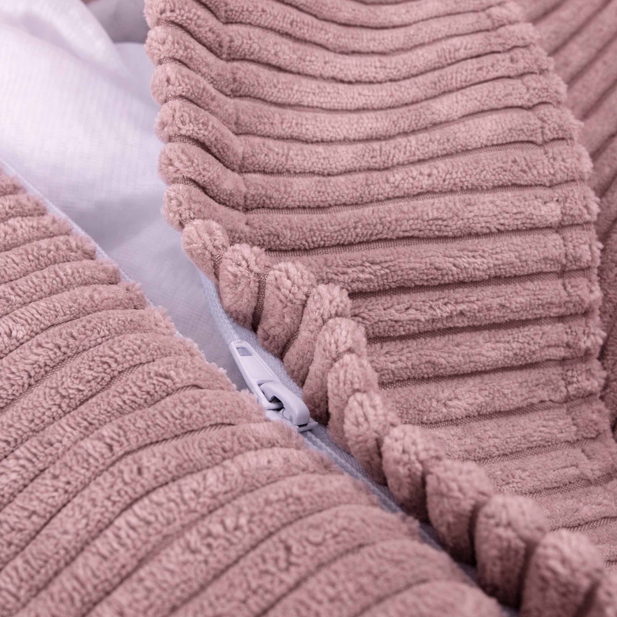 Pouf Géant Rond XL Velours Côtelé Rose poudré, gros plan texture côtelée et fermeture éclair, tissu bouclé