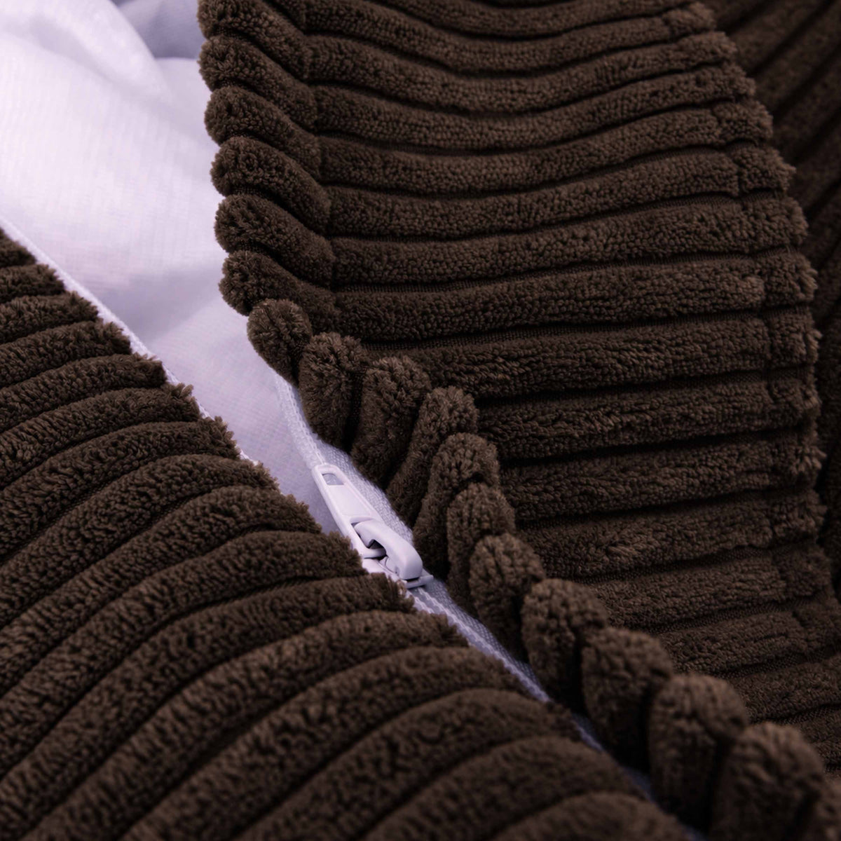 Pouf Velours Côtelé Brun espresso - détail velours côtelé brun espresso et finition élégante