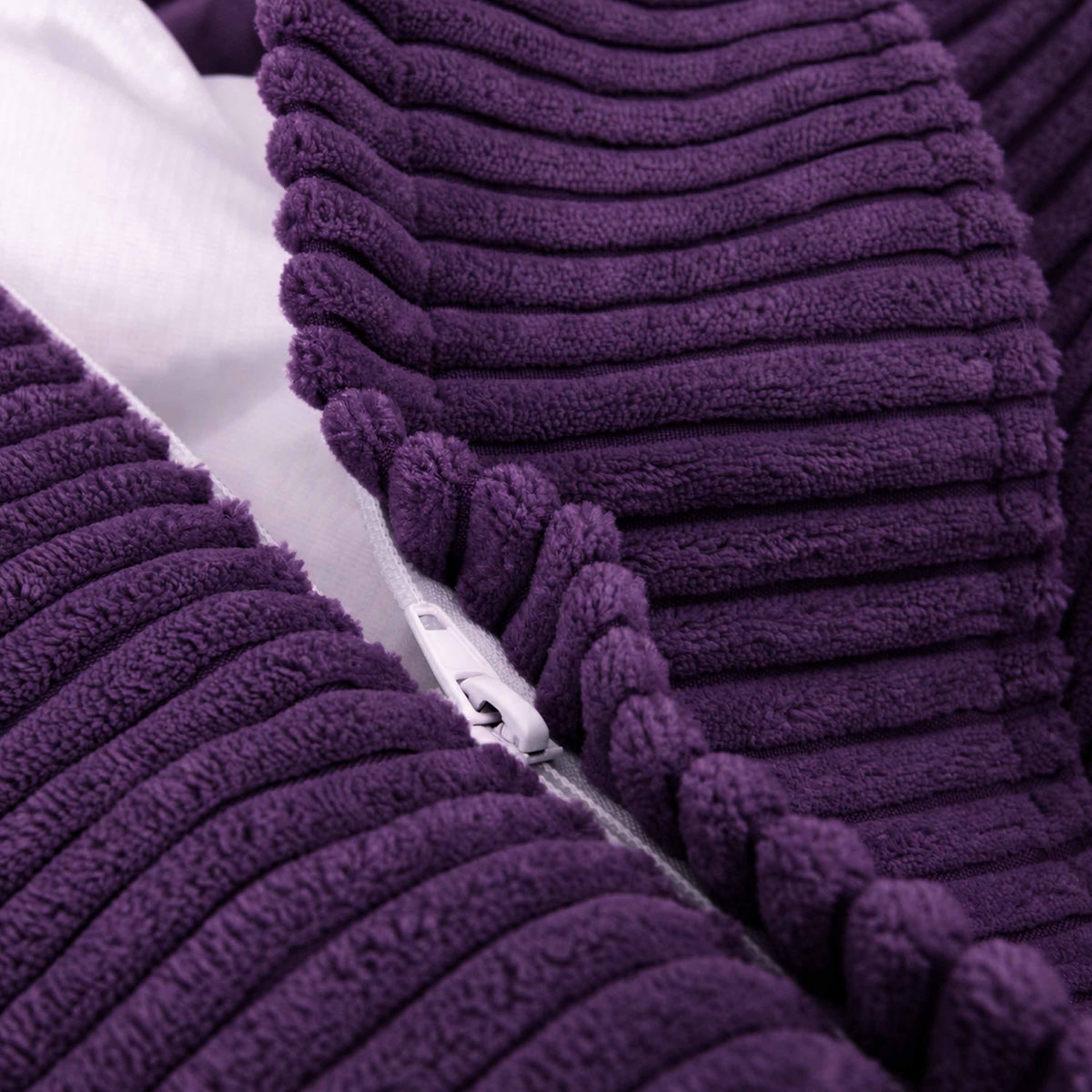 Pouf Velours Côtelé Violet aubergine, détail velours côtelé violet et zip, tissu doux pour assise et détente